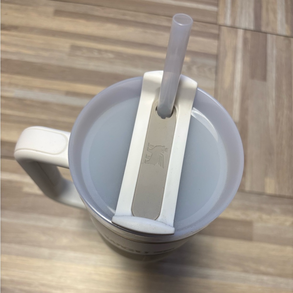 Stanley Silver and White Quencher Tumbler - Picture 4 of 5